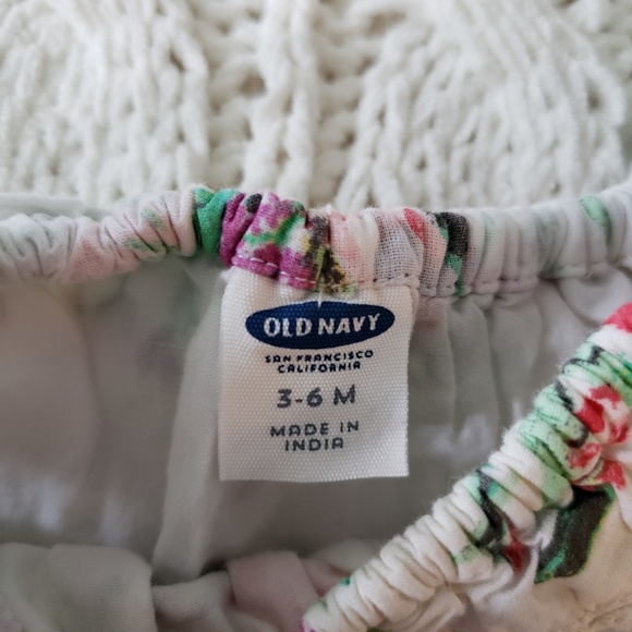 5/$25 Sale- GAP Floral Onesie - Picture 4 of 6